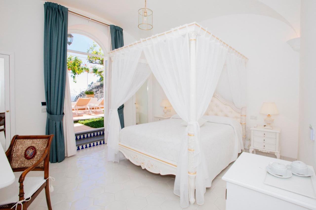 Suite with Garden and Sea View