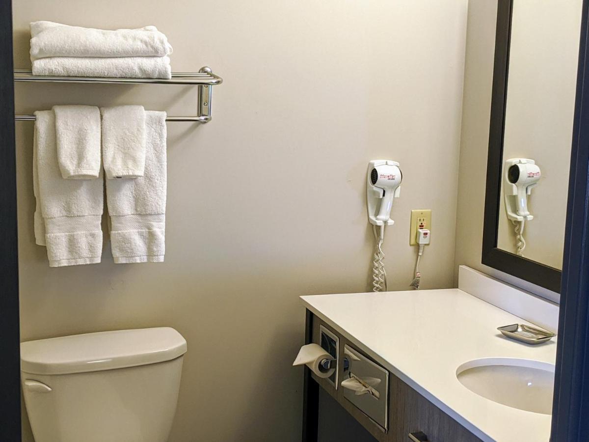 Deluxe Queen Room - Mobility Access/Non-Smoking