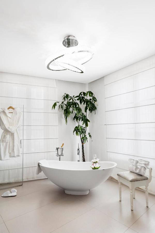 Junior Suite with Bathtub