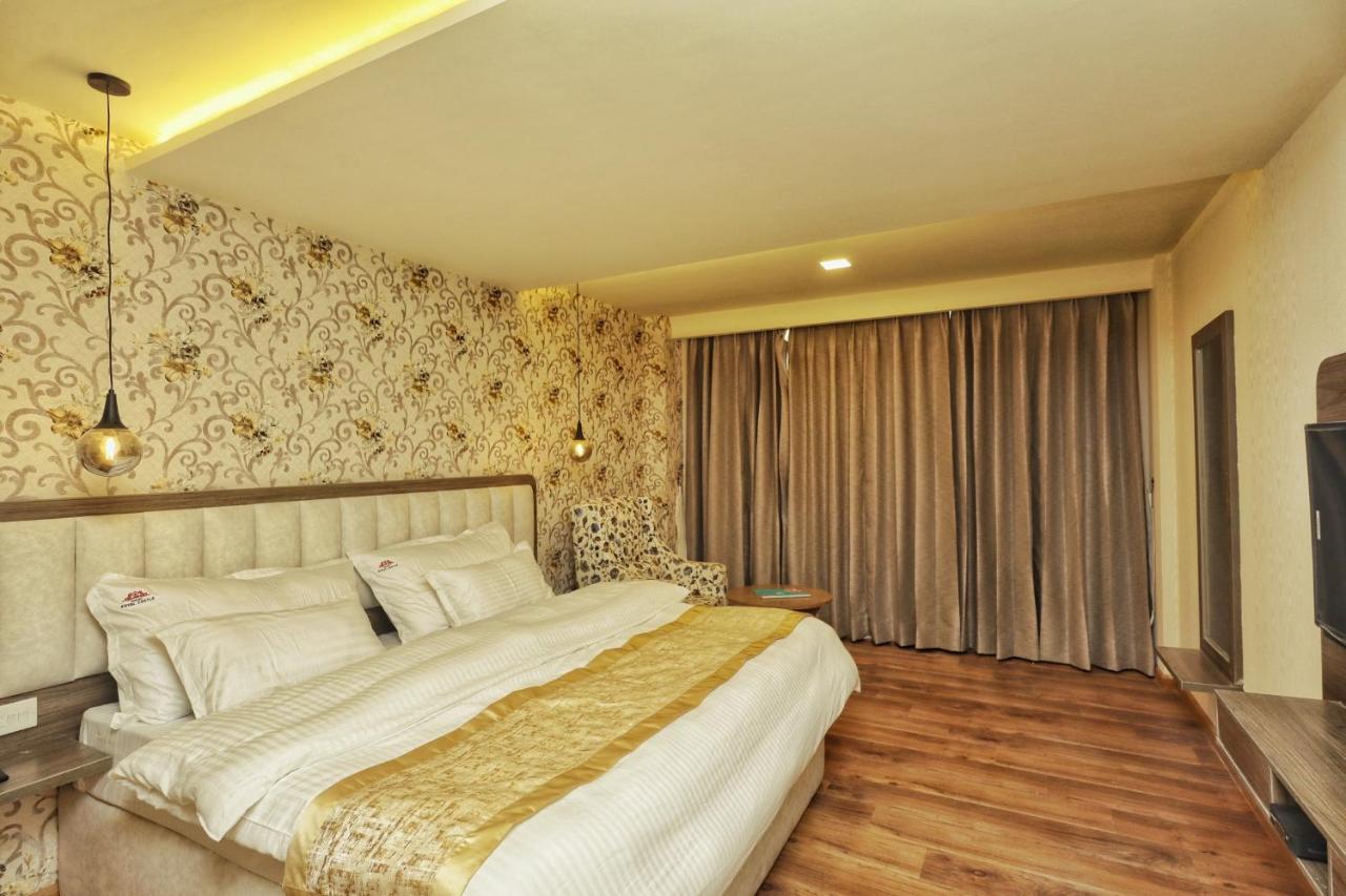 Deluxe Double Room (2 Adults + 1 Child)