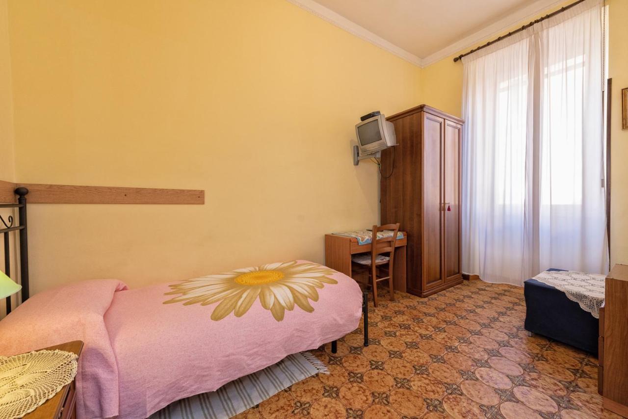 Single Room with Private External Bathroom,1067389885:JPEG