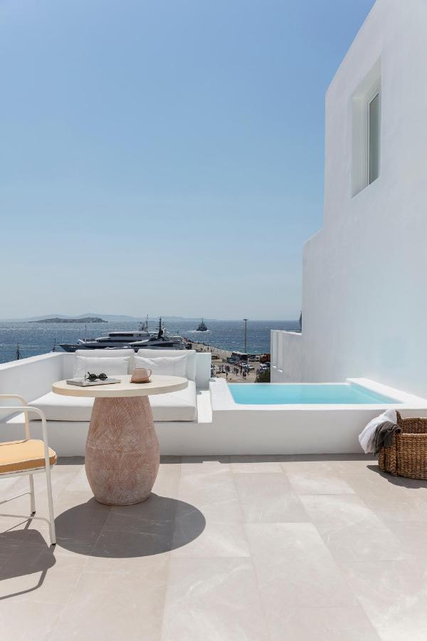 Honeymoon Suite with outdoor Jet Tub Sea View