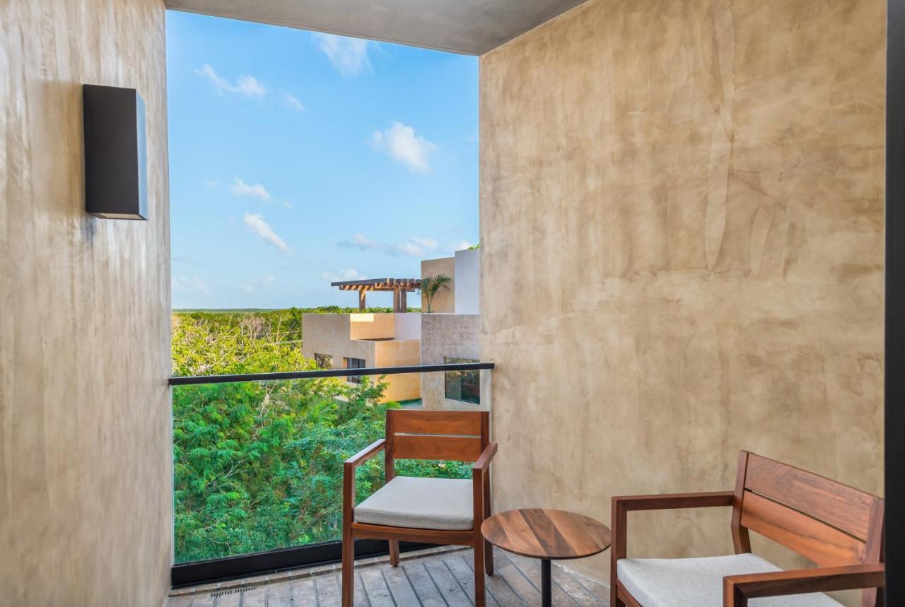 One-Bedroom King Suite with Sofa Bed and Jungle View