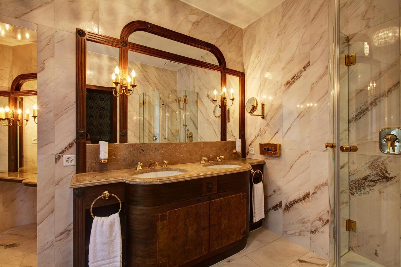 Corner Suite