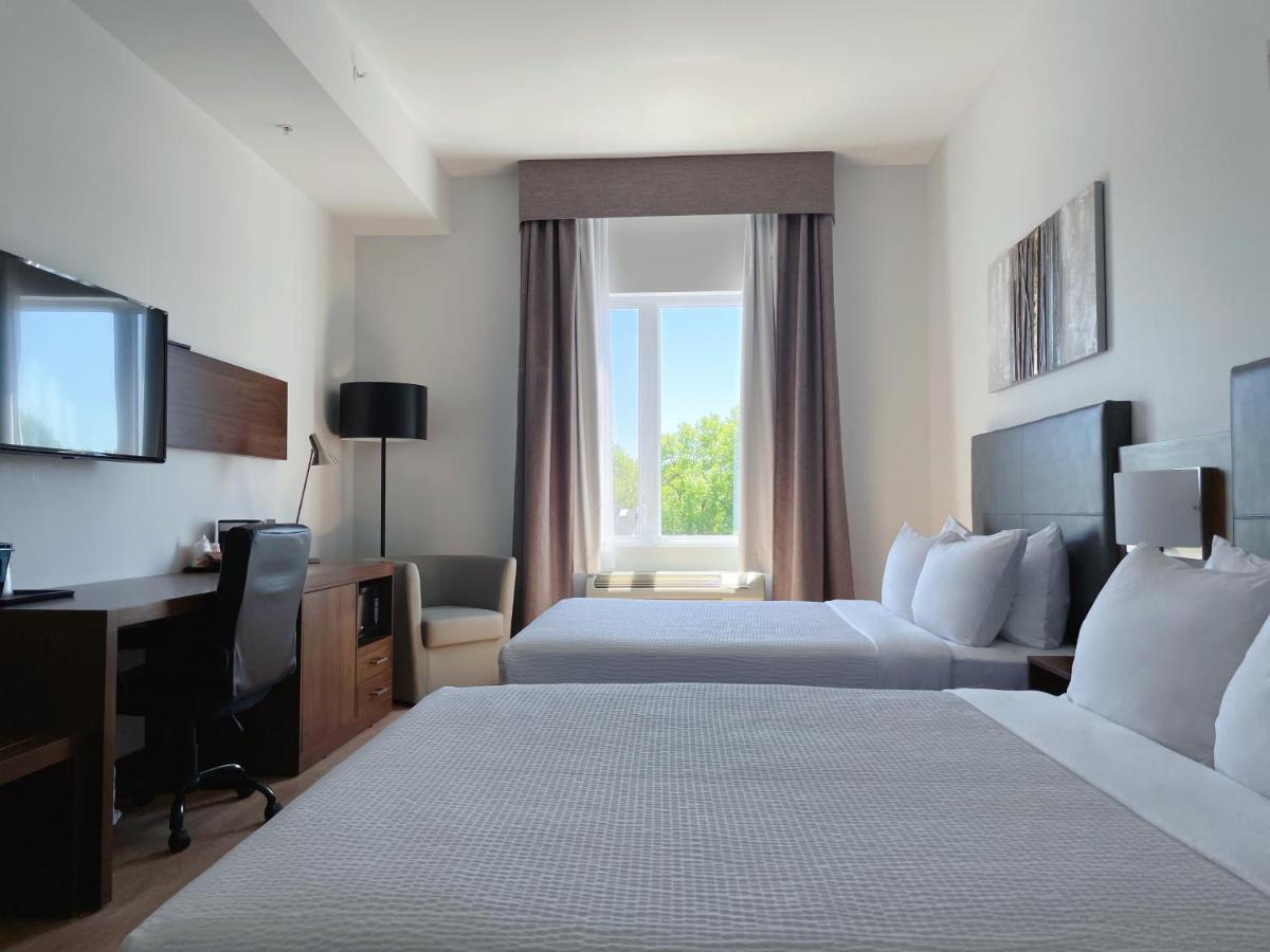 Deluxe Queen Room with Two Queen Beds - Non Smoking/No Pets