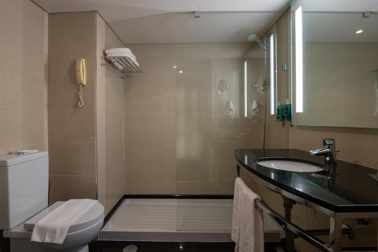 Twin Room with Sea View and Extra Bed (3 Adults)