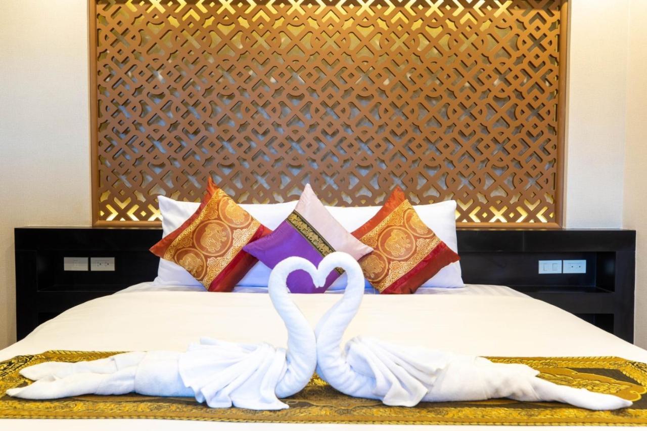 Royal Junior  Room - Street View