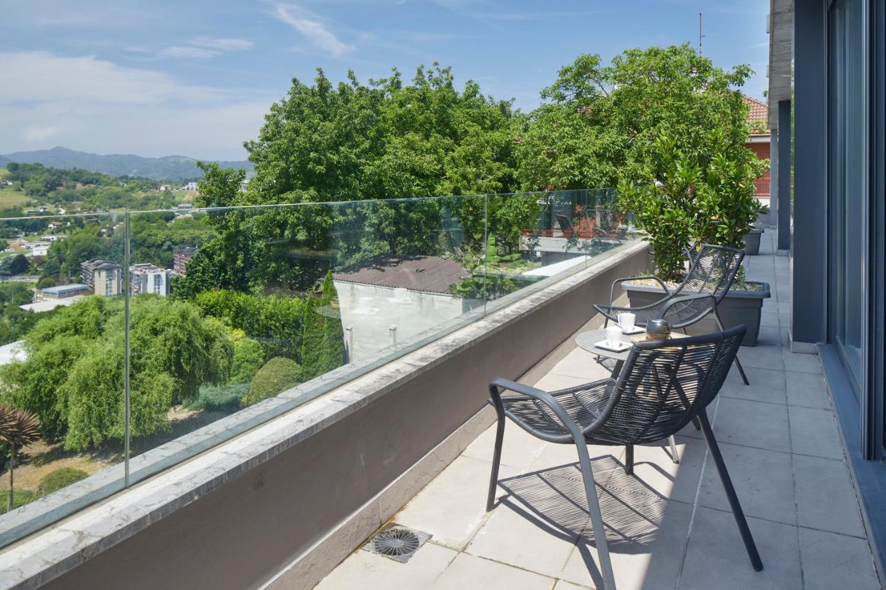 One-Bedroom Apartment with Balcony