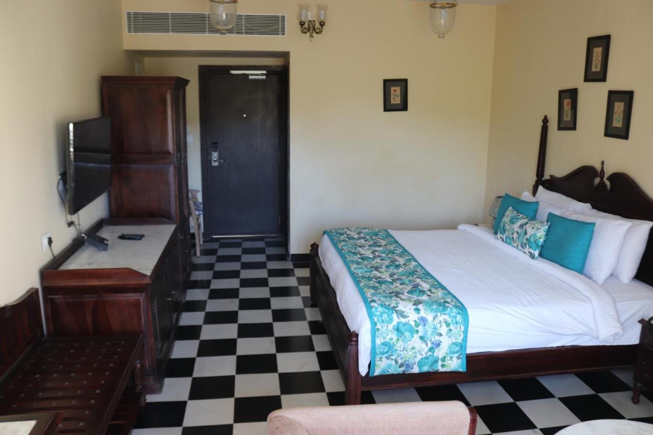 Deluxe King Room: Complimentary Hi-Tea,Complimentary Early Check in/Late check-out (Subject to Availability), 15% Discount on Laundry service, welcome drinks on arrival.