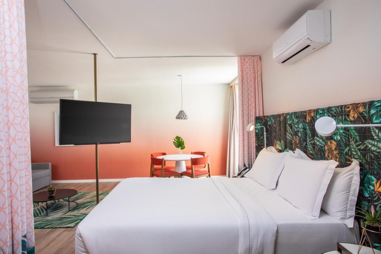 Suíte Junior cama queen com vista para o mar