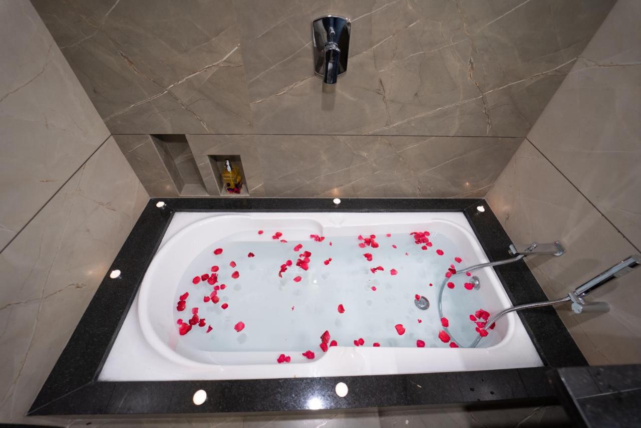 Executive Suite with Bathtub