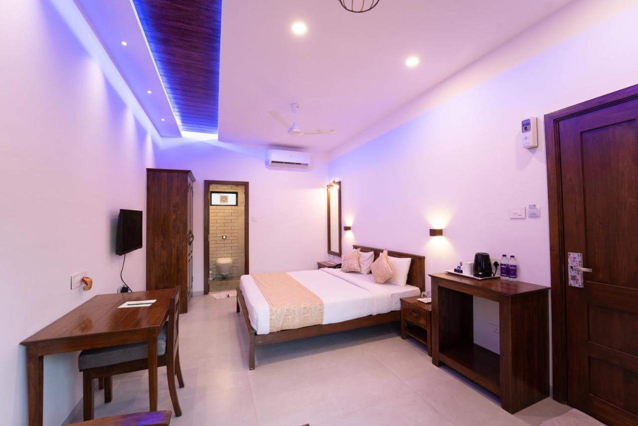 Queen Room with Bathtub