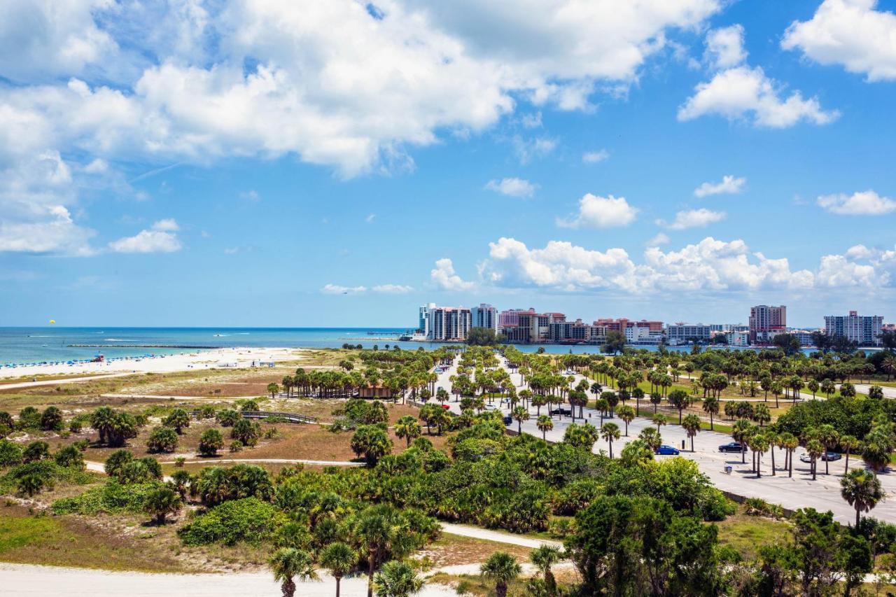 Guest room, 1 King, Partial gulf view, High floor, Balcony