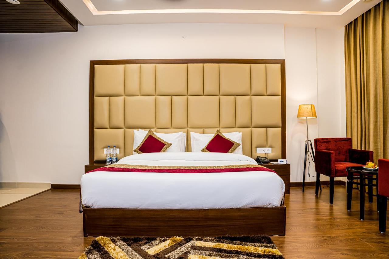 Premium King Room with Mountain View - Non-Smoking