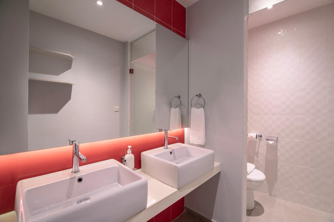 One-Bedroom Suite with One Queen Bed and Living Area