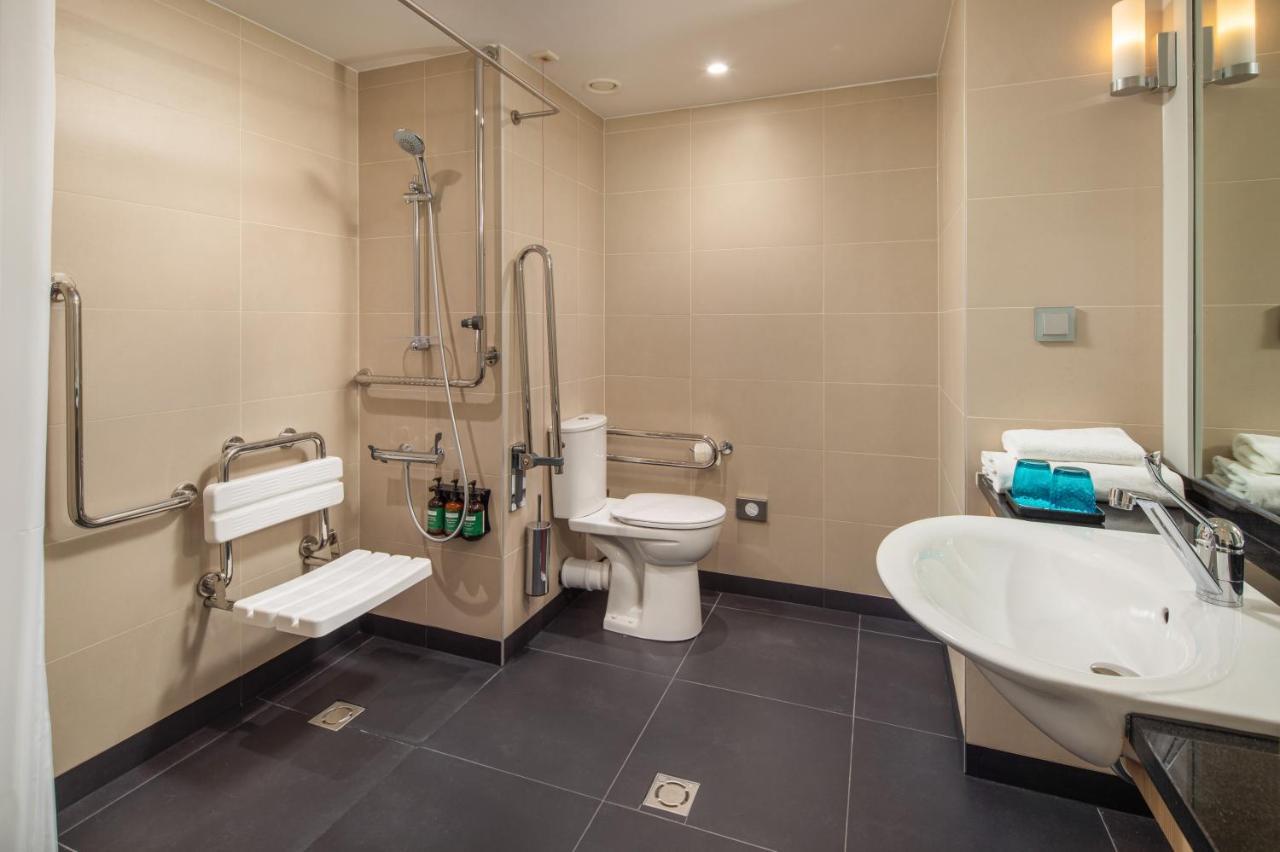 Queen Room - Accessible