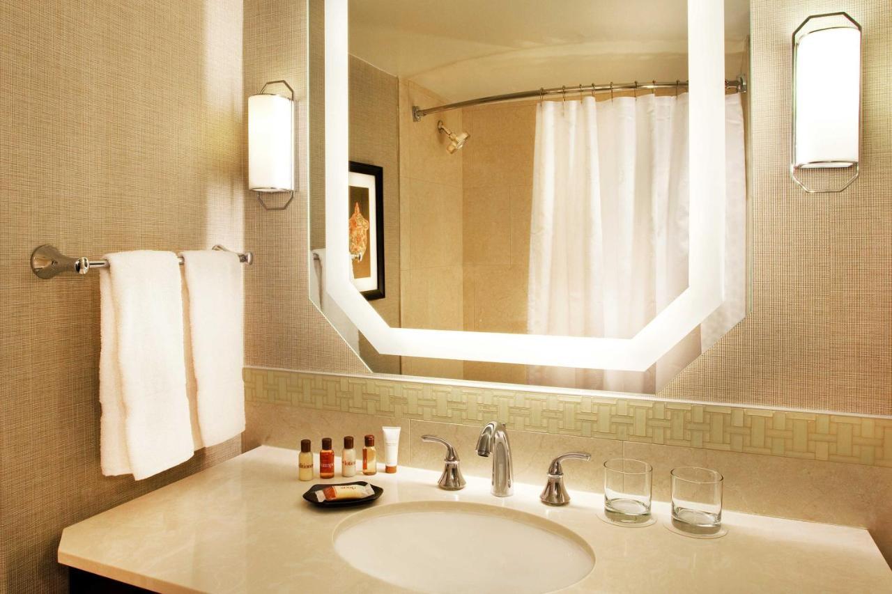 Deluxe Double Room with Two Double Beds, City View and Transfer Shower - Mobility Accessible