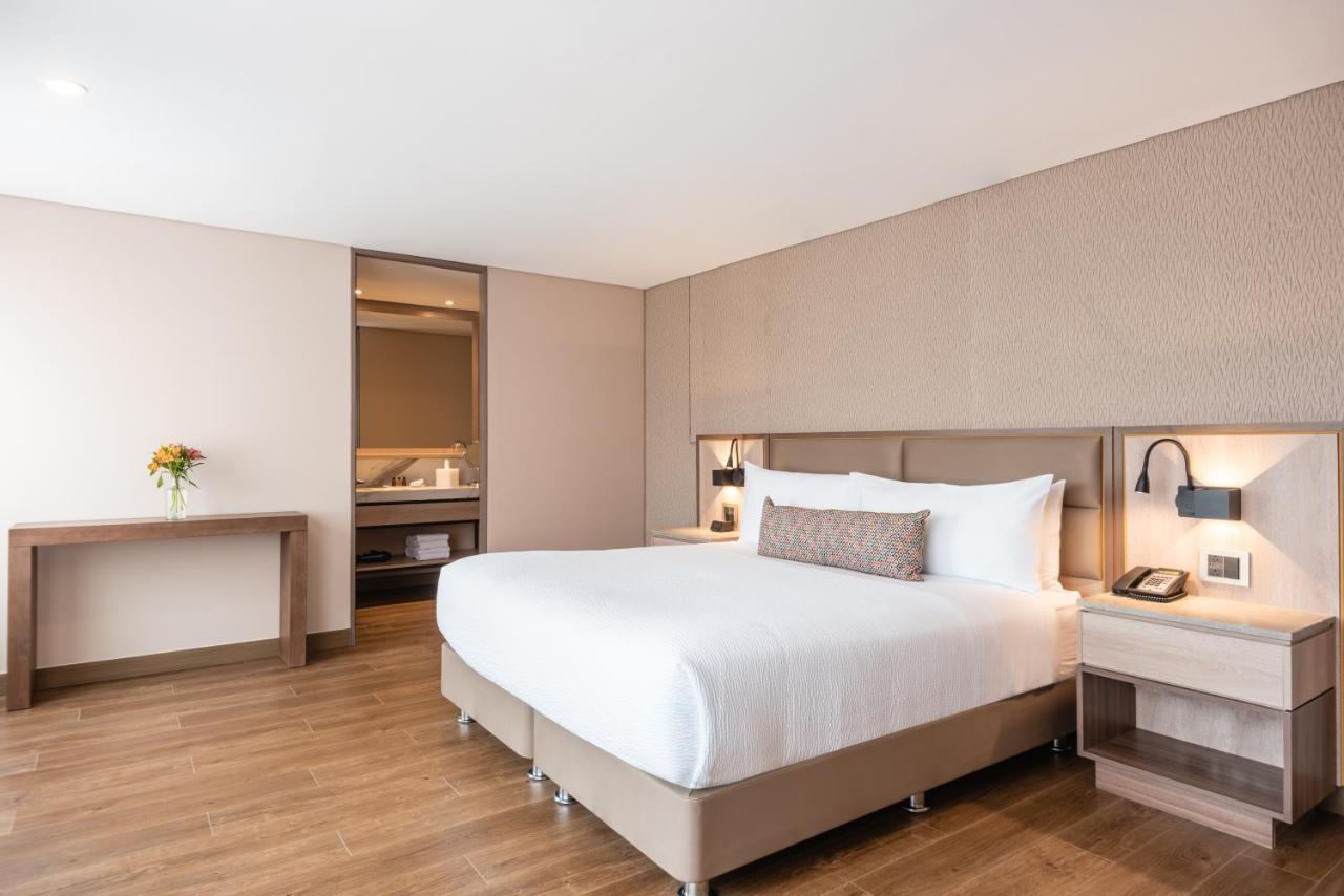 1 Bedroom Larger suite with 1 King, Sofa bed, City view