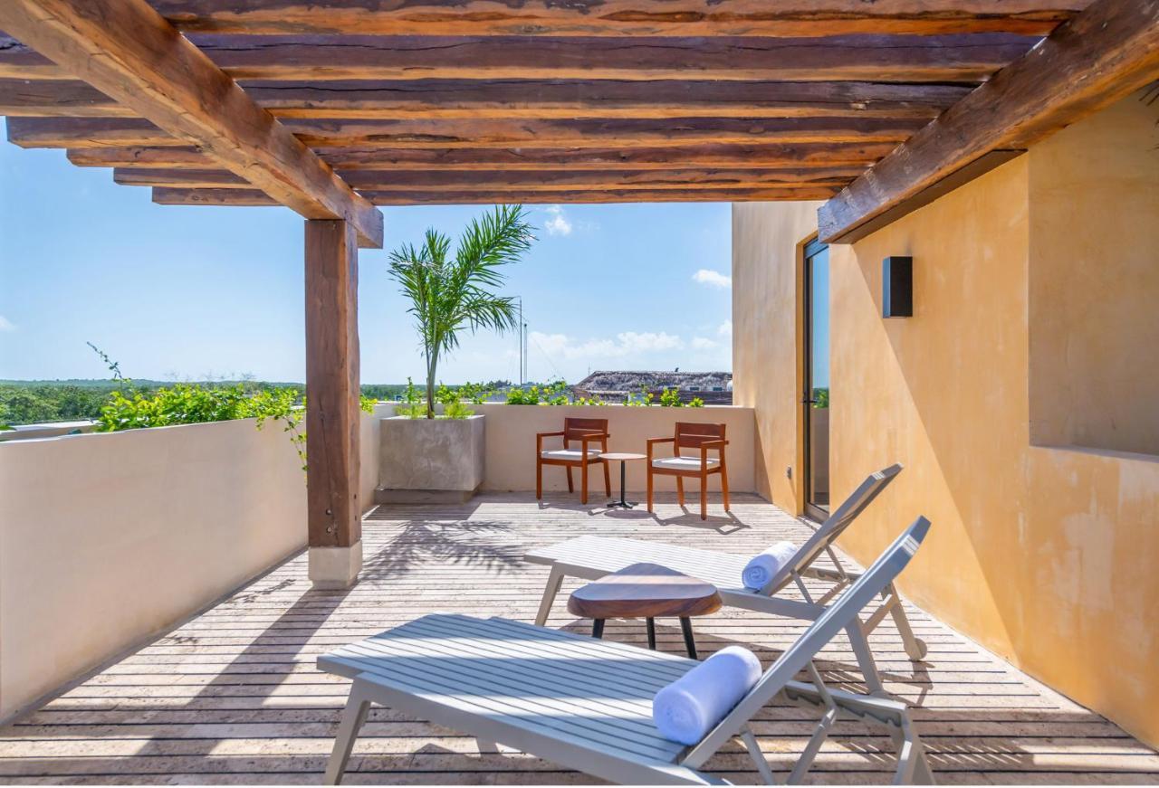One-Bedroom King Suite with Balcony and Jungle View