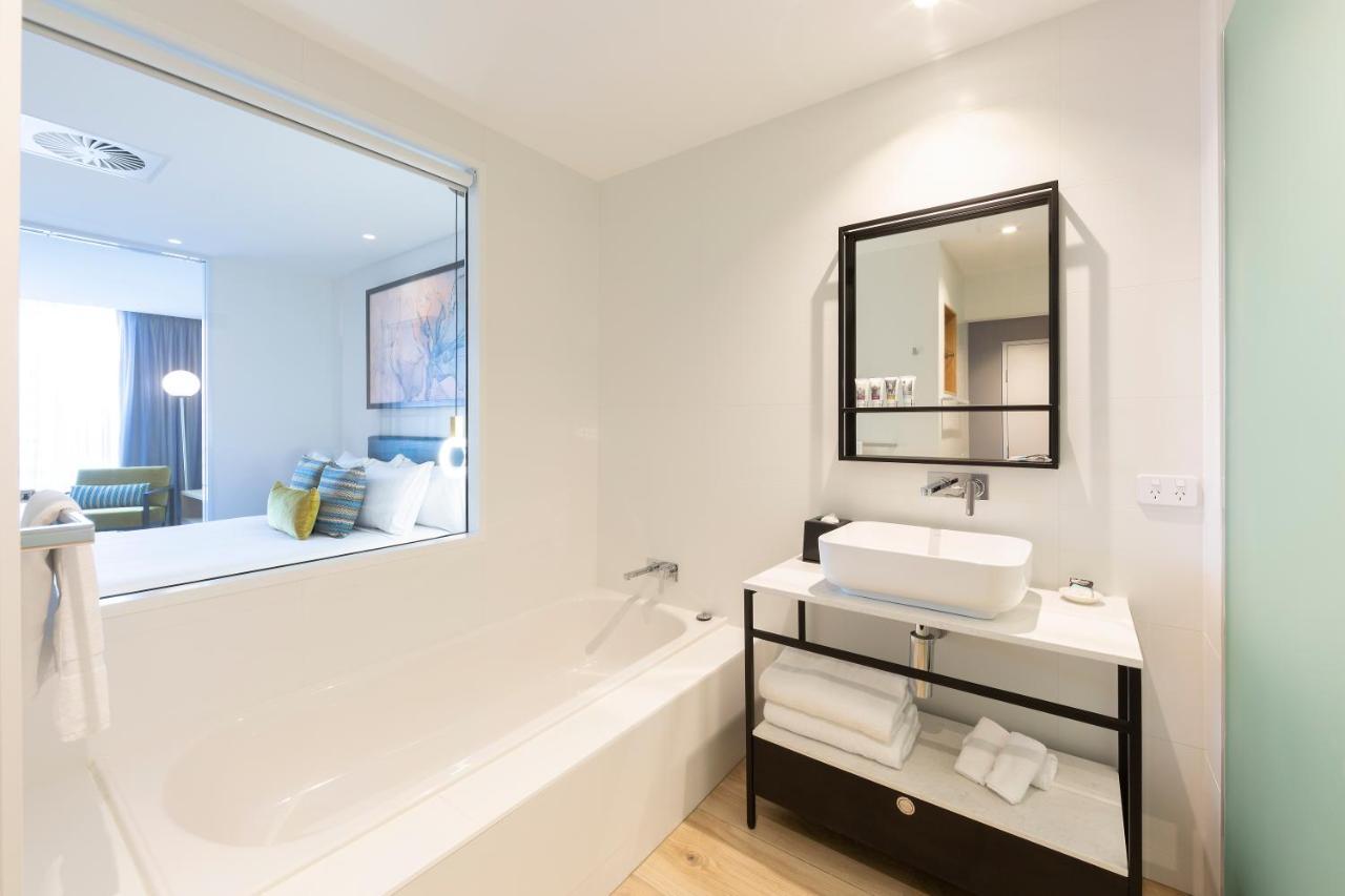 Executive Studio with Separate Lounge, Sofa Bed and Bathtub