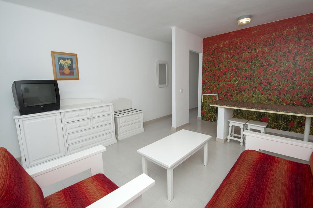 Basic Family Room (2 Adults + 2 Children)