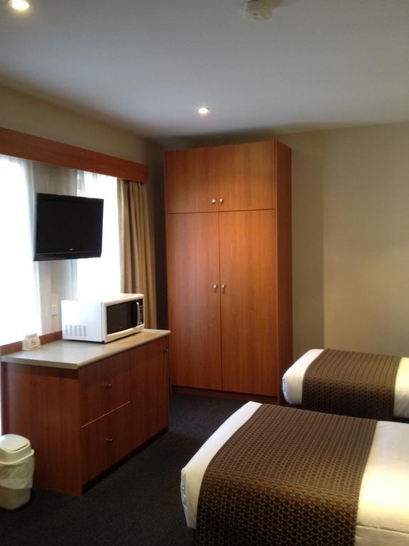 Family Room,120278142:JPEG