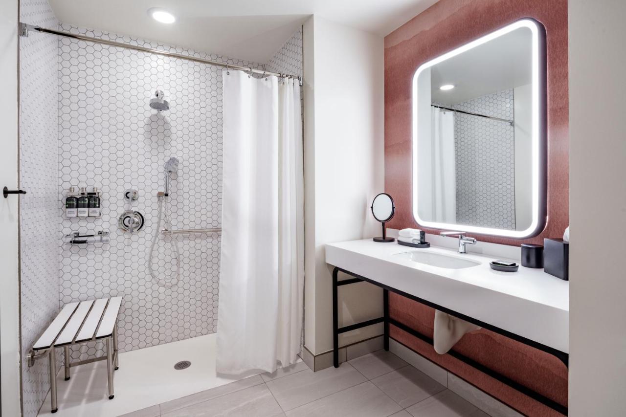 King Room with Roll-In Shower - Disability Access,1207099225:JPEG