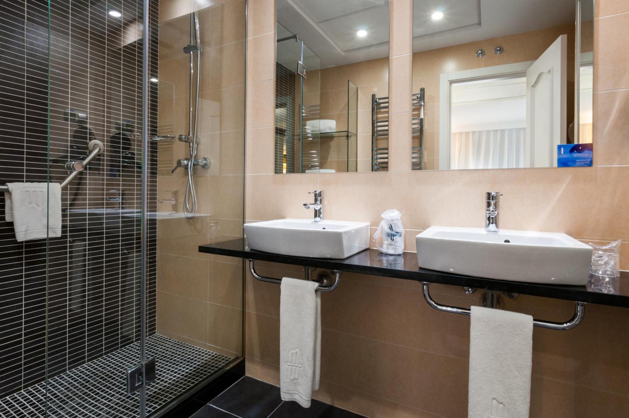 Basic double / single room