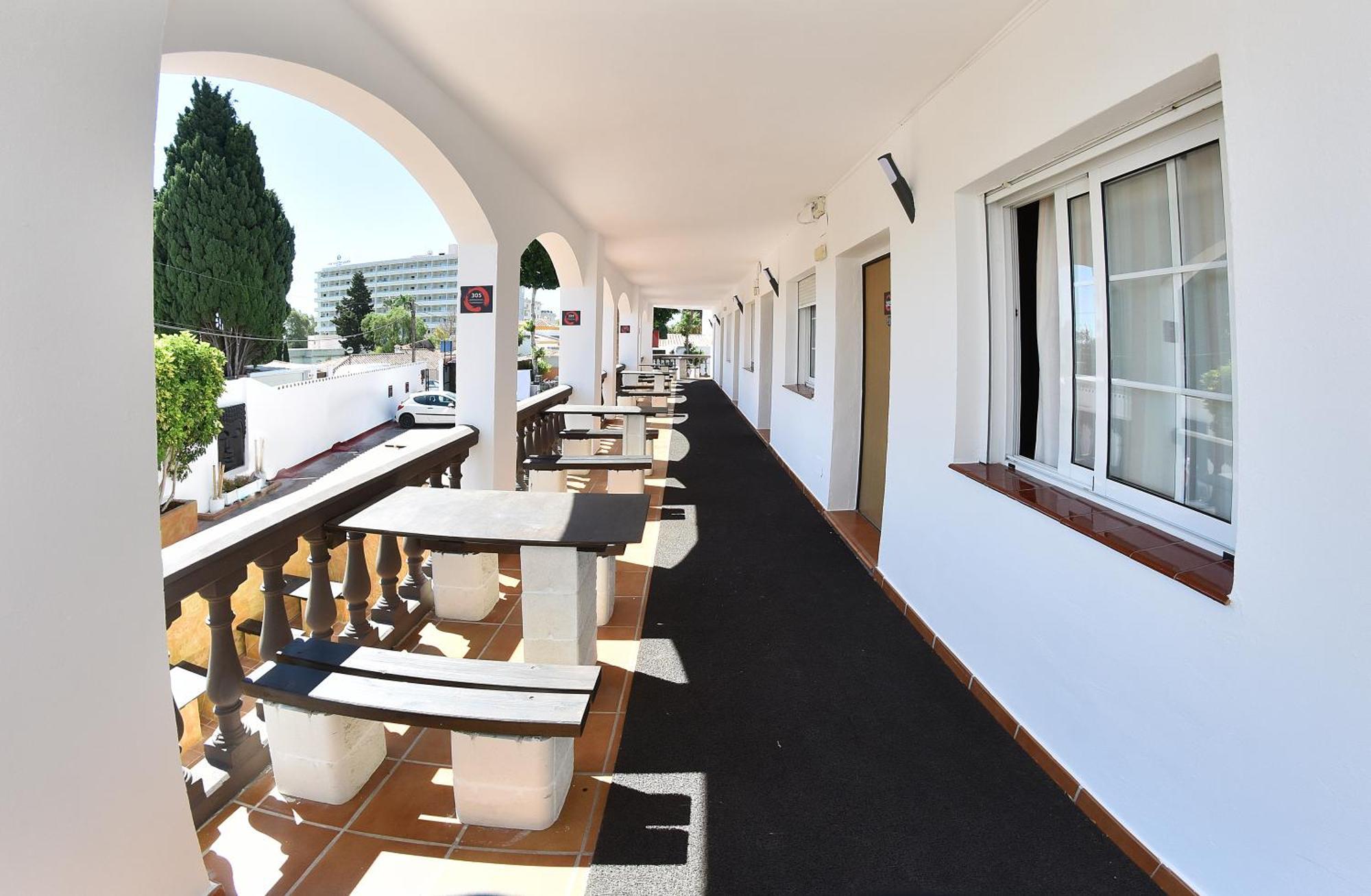 Single Room with Free Airport Shuttle