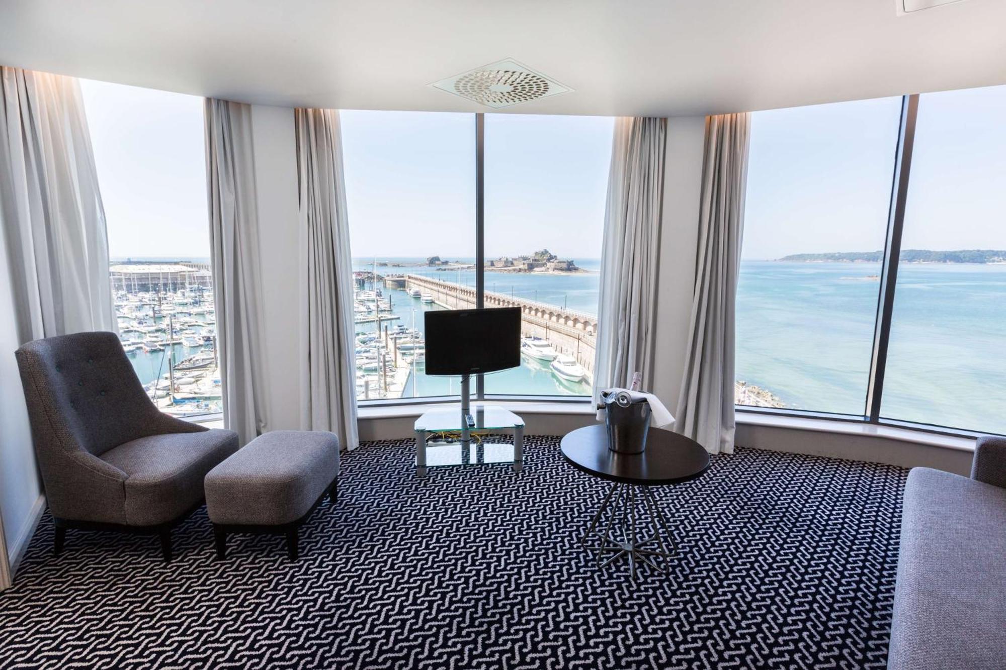 Panoramic Suite with Marina View