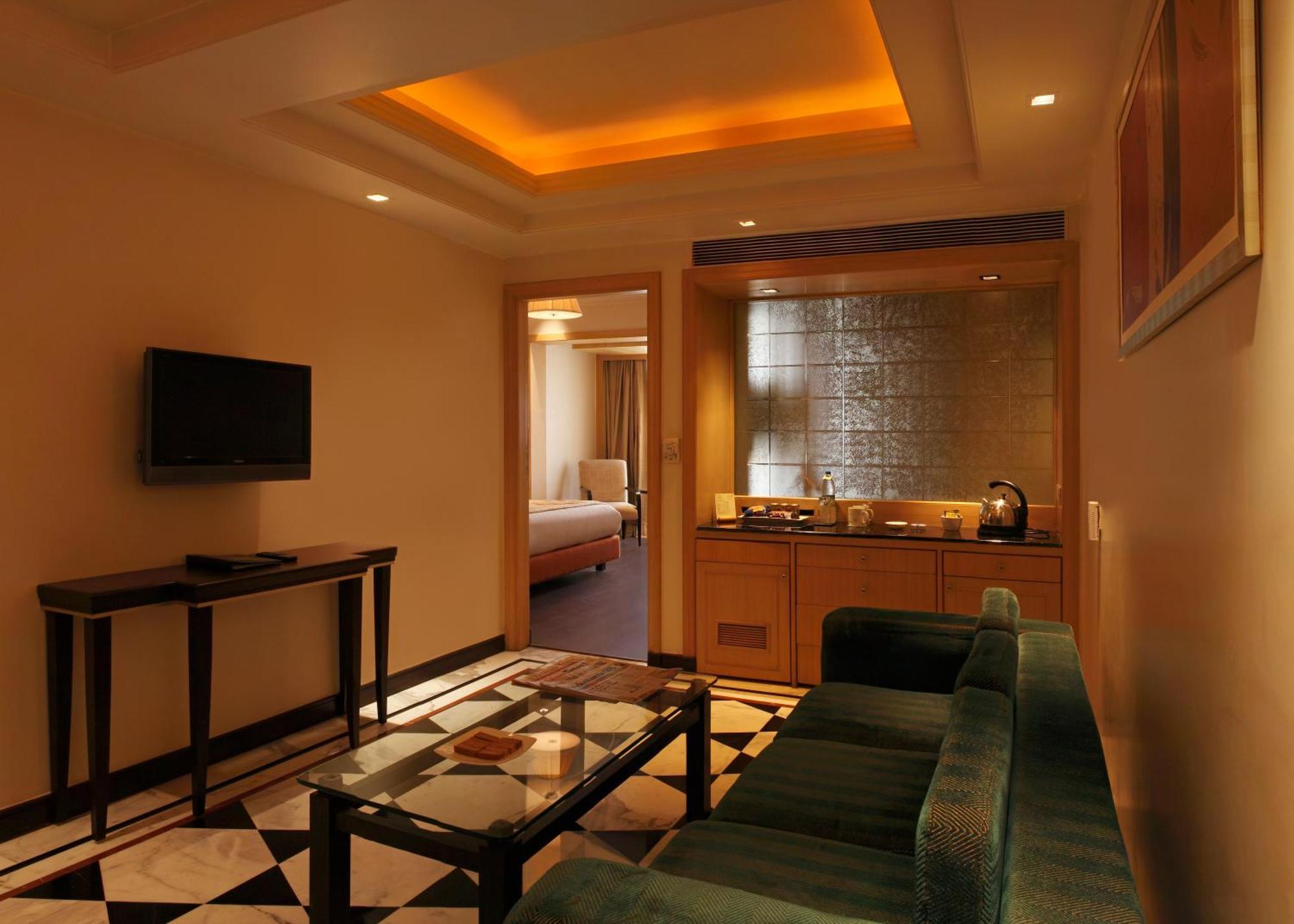 Executive Suite,398198916:JPEG