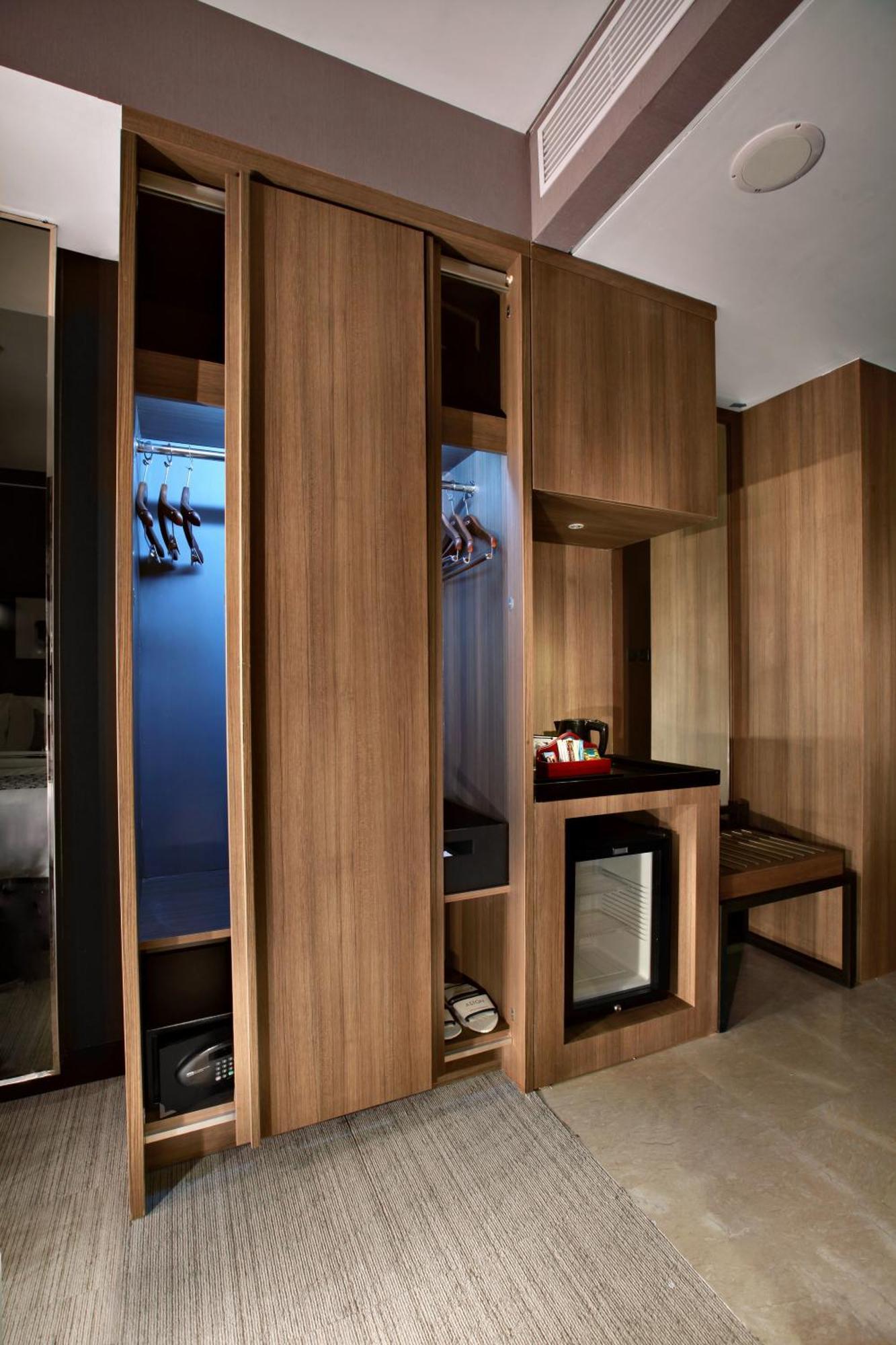 Deluxe Queen Room