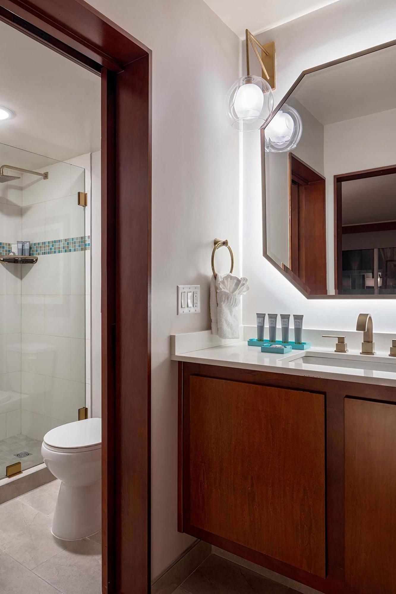 Poolside Guest room with 1 King