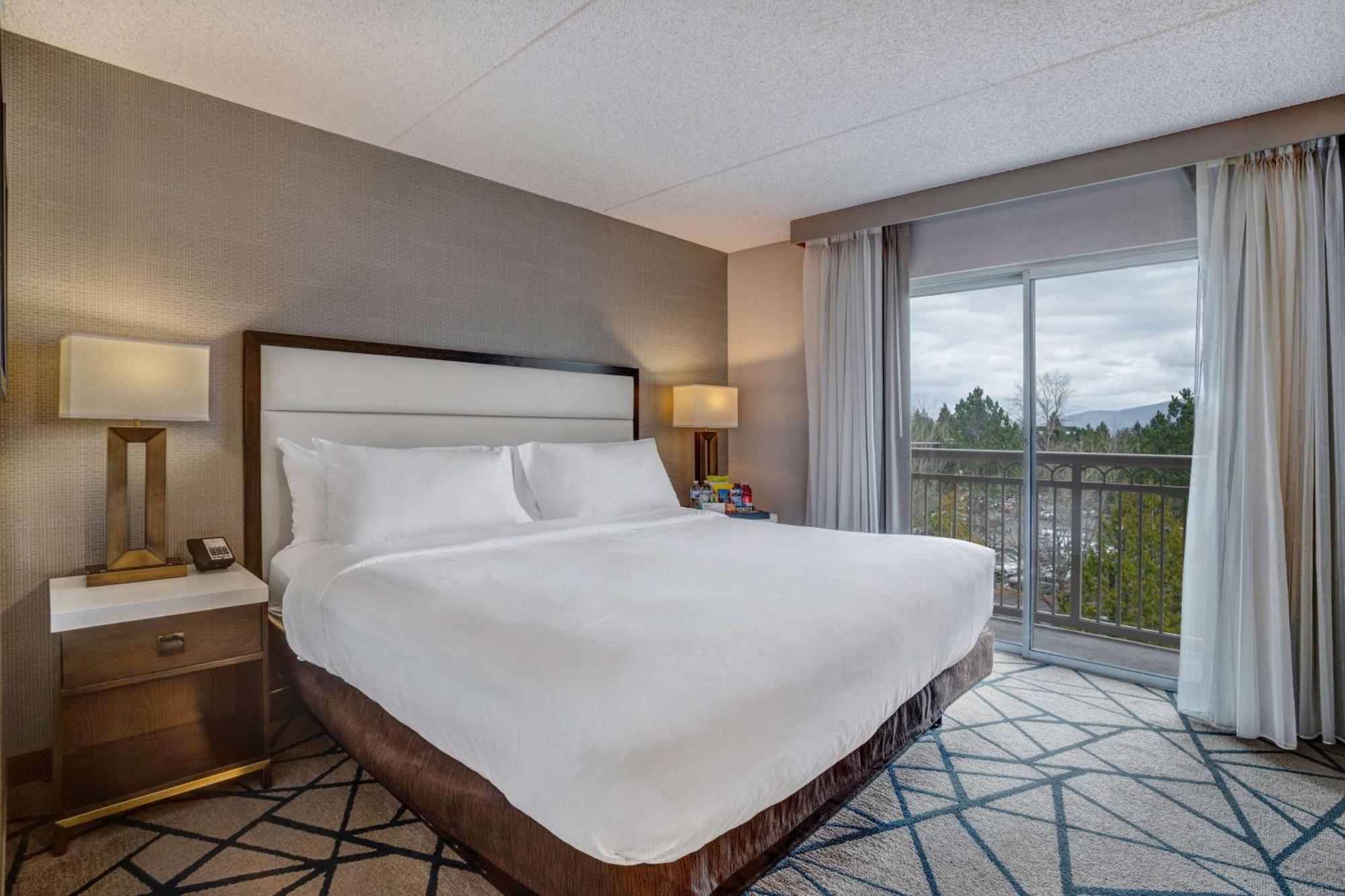 Premium King Suite - Non-Smoking