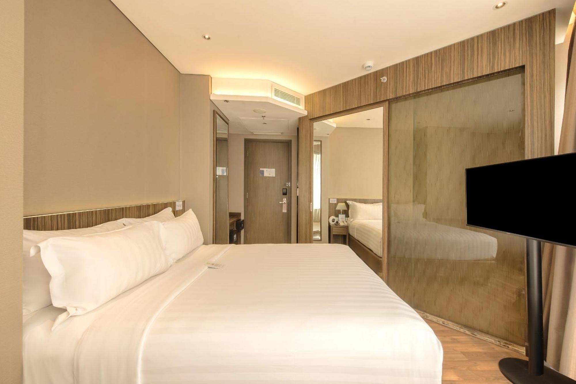 Deluxe Queen Room