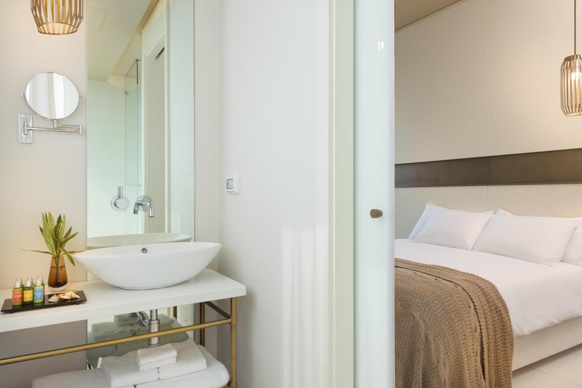 Deluxe Double Room with Boulevard View