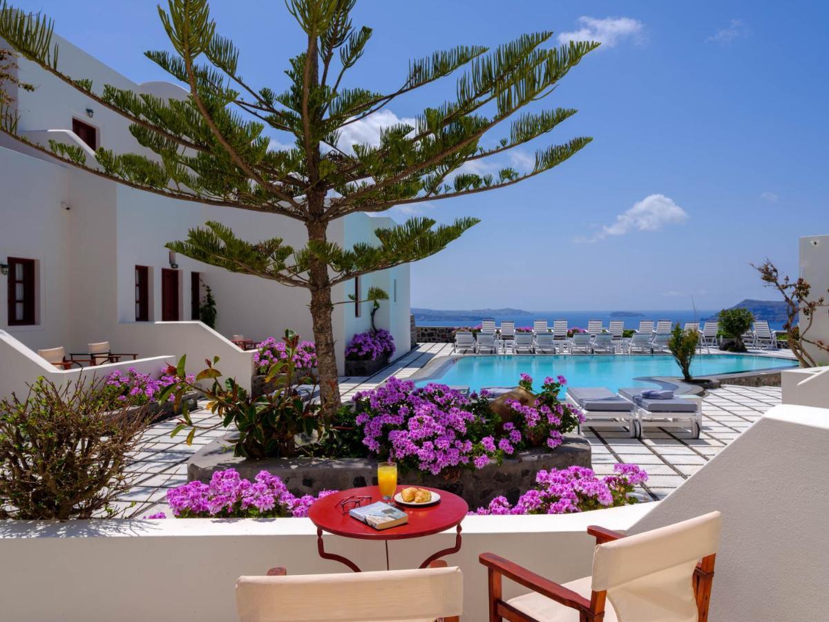 Apartment with Pool View