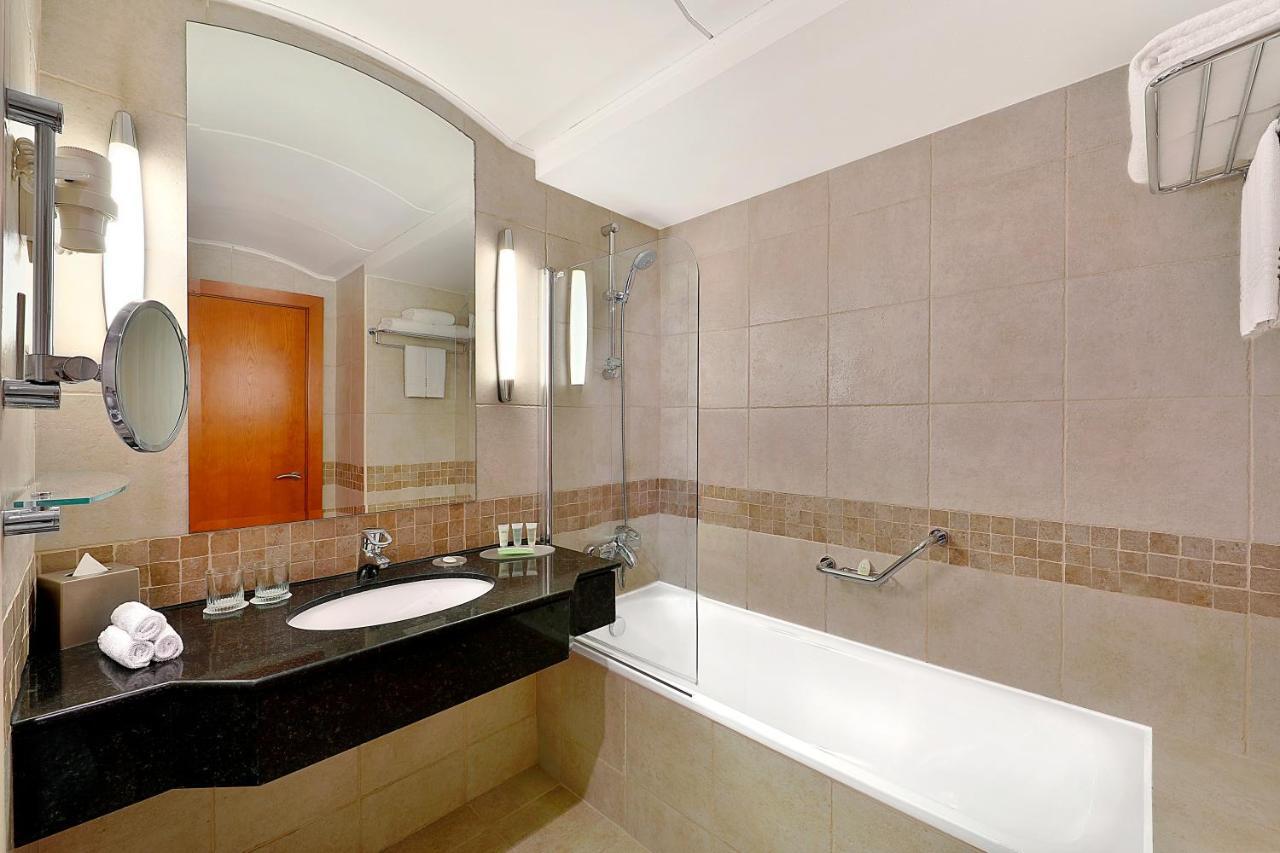 One-Bedroom Apartment with Balcony and Lake View - Shuttle Service to JBR Beach and Access to The Market Mall