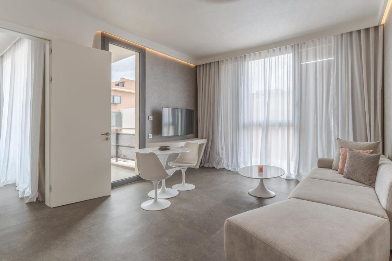 CR Suite Avenue (3 adults)