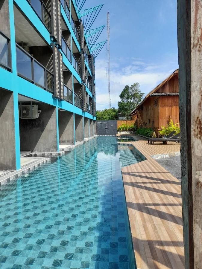 Deluxe Pool Access