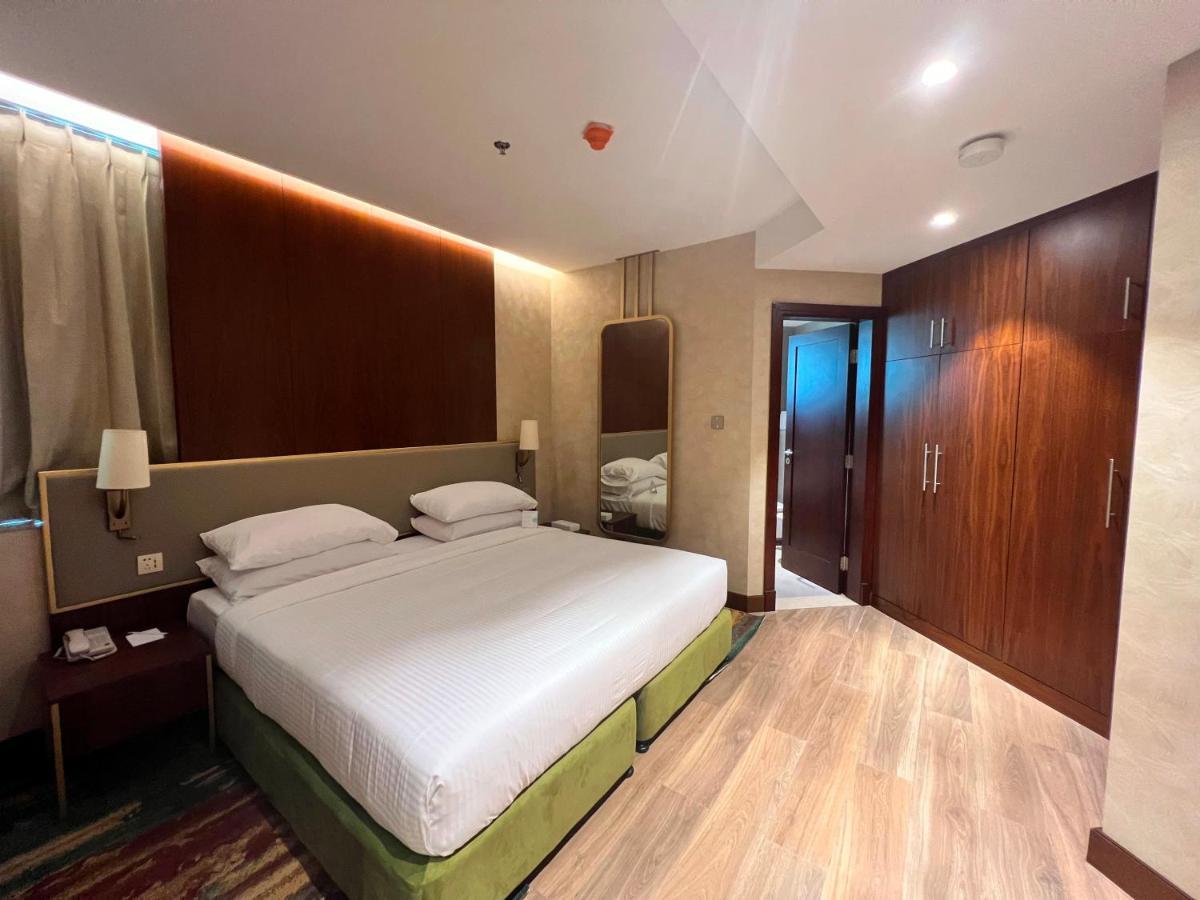 Deluxe One Bedroom Suite