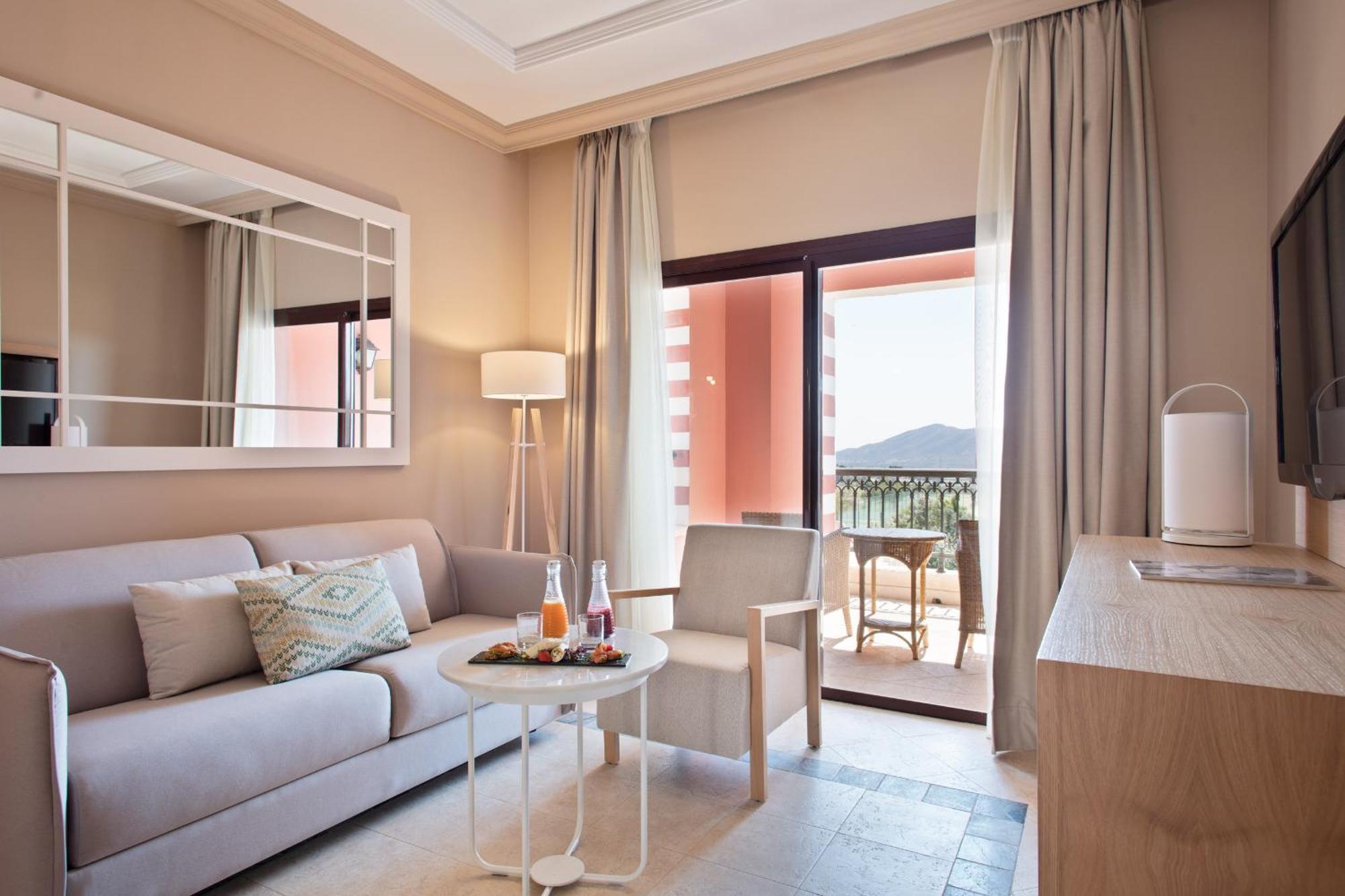 Suite Junior (2 adults + 2 kids),1431682315:JPEG