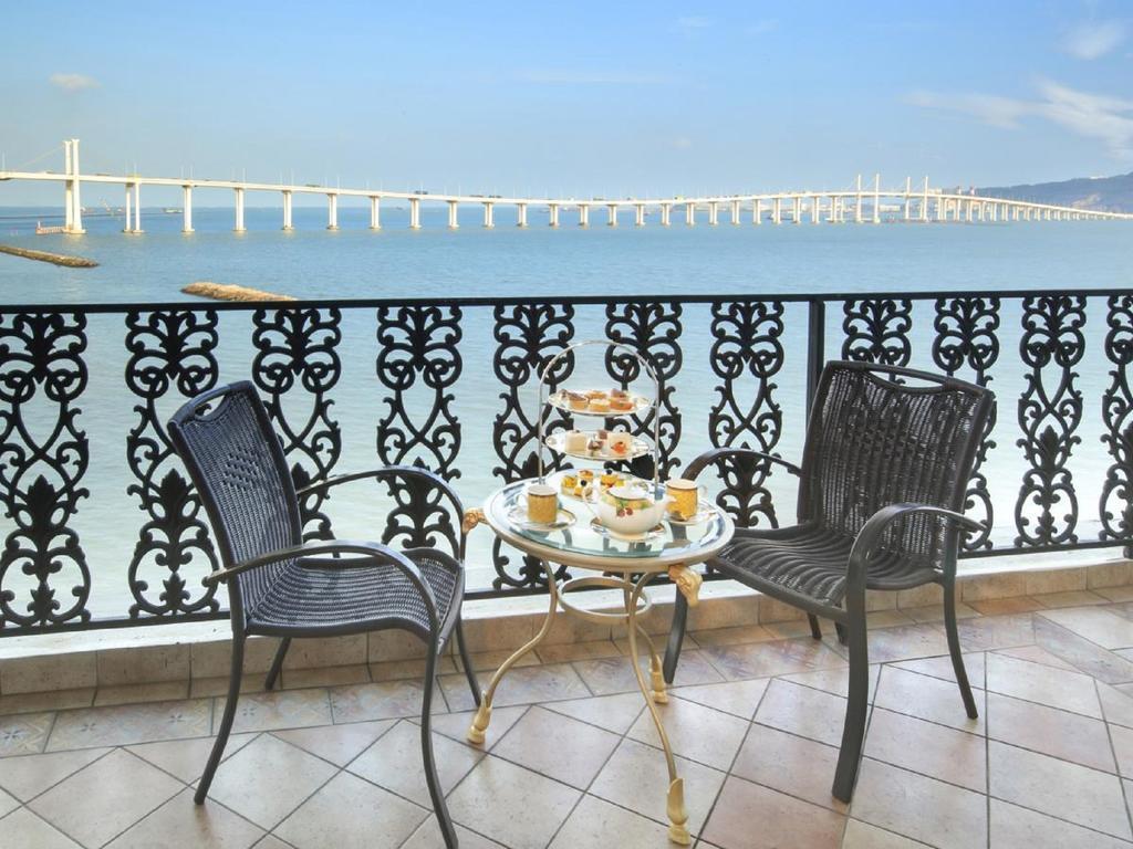 Deluxe Twin Room with Wharf View and Balcony