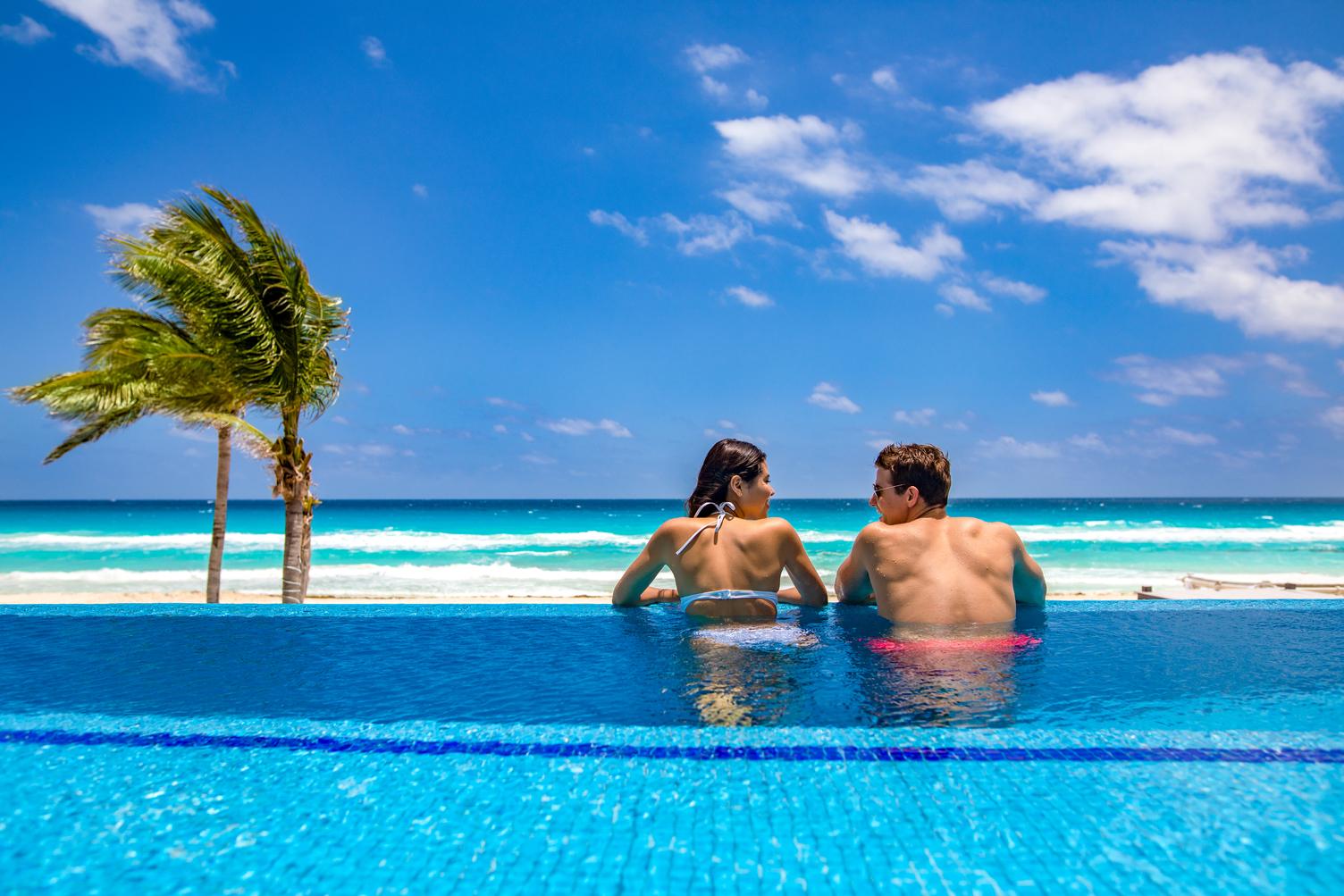 Junior Suite 1 King Bed, Beachfront Infinity Swim Up