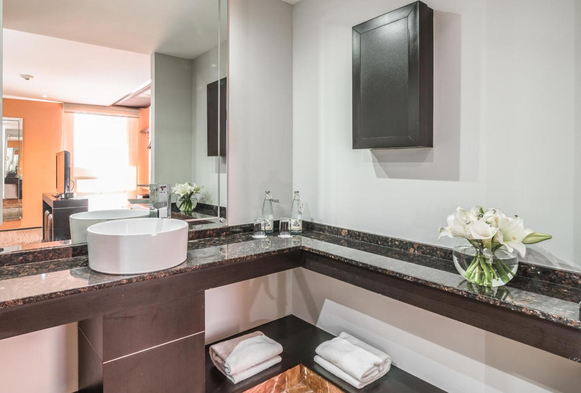 Deluxe King Room with Parking