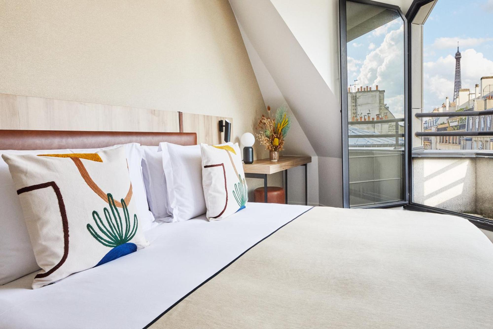 Superior Room with Eiffel Tower view