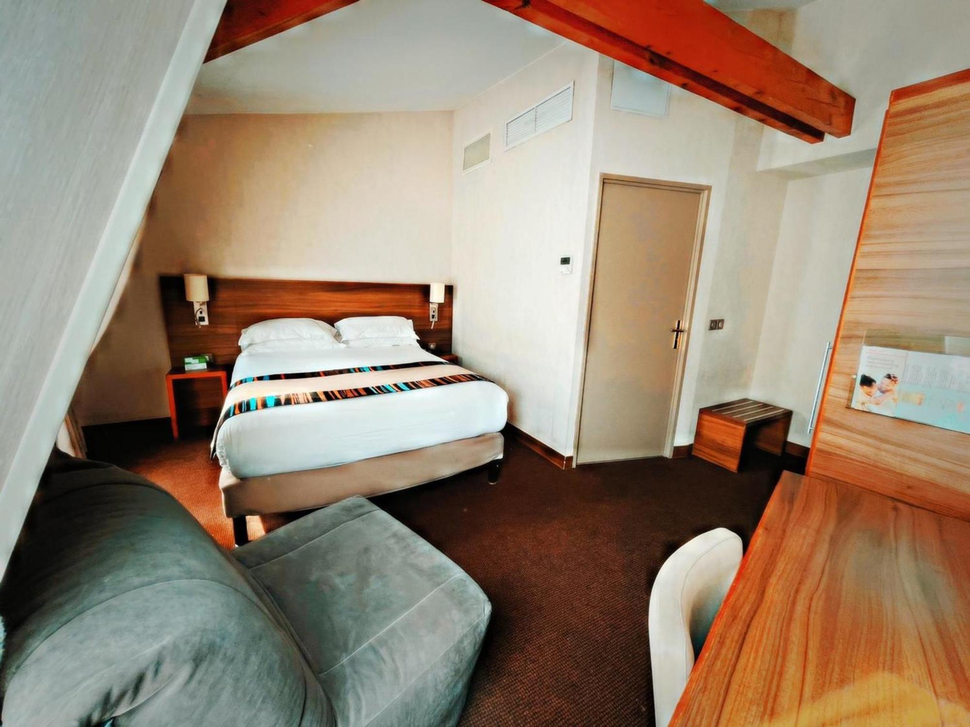 Two-Bedroom Queen Suite Two Single Beds