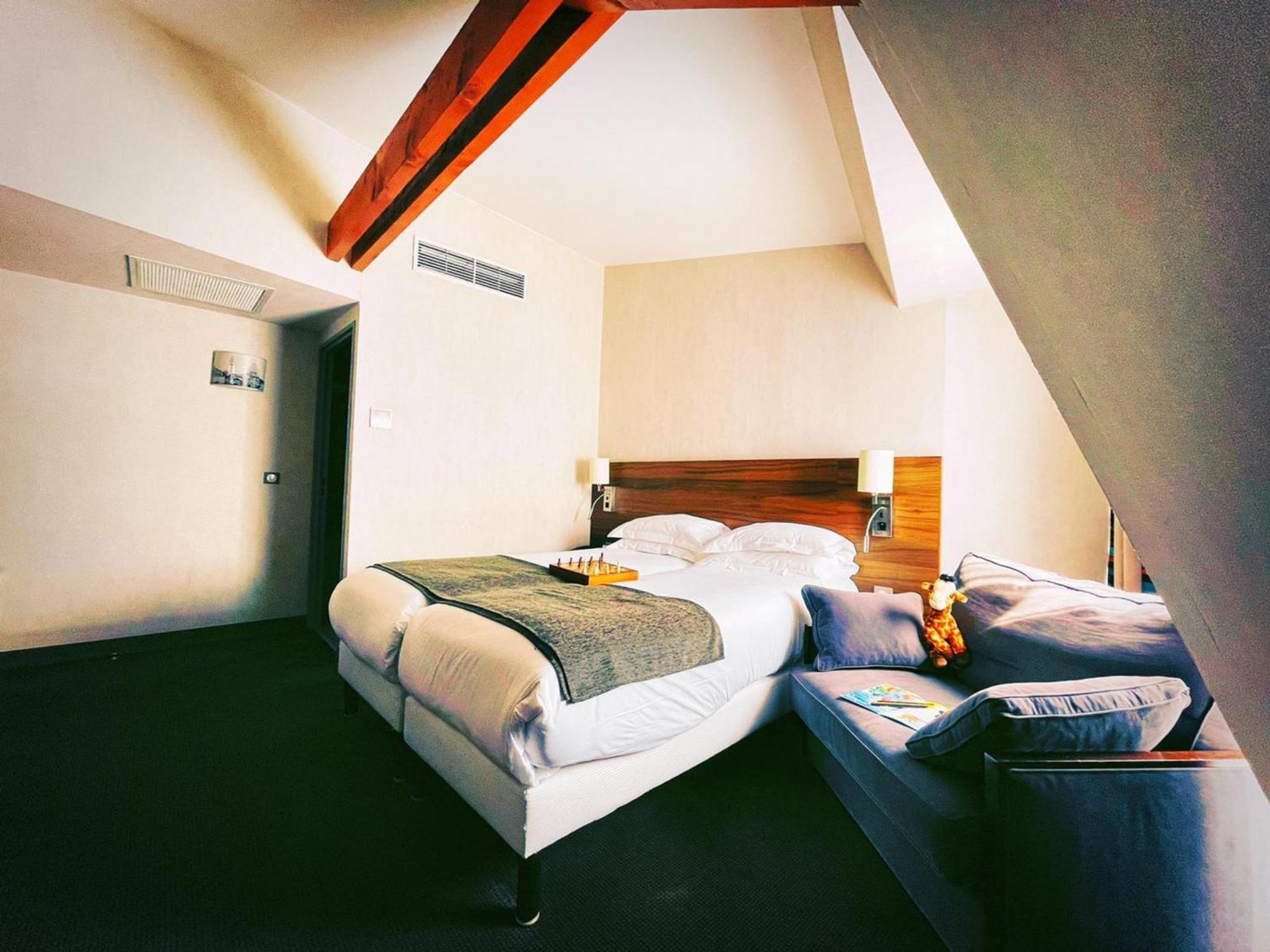 Two-Bedroom Queen Suite Two Single Beds