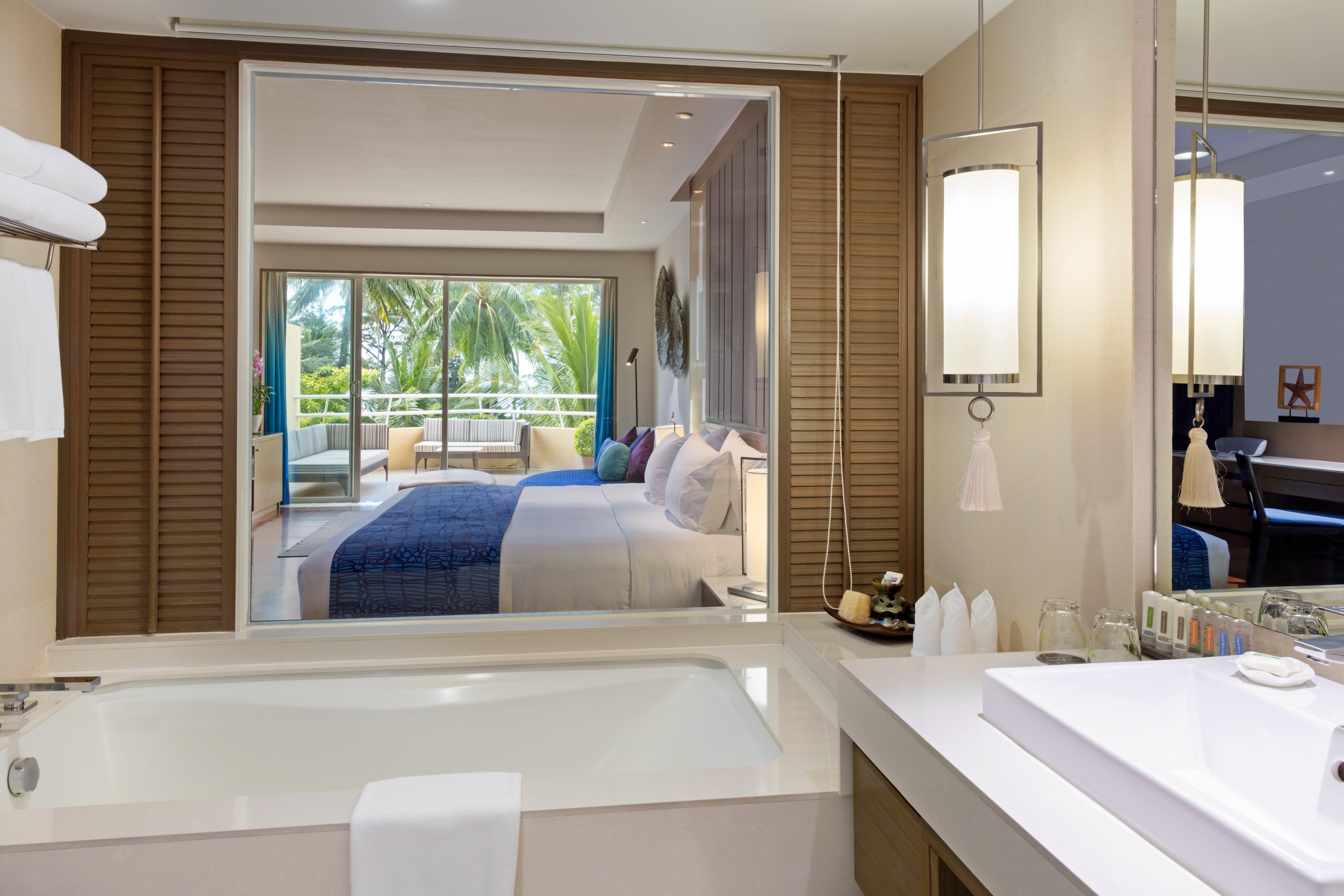 1 King Suite Pool View Furnished Balcony