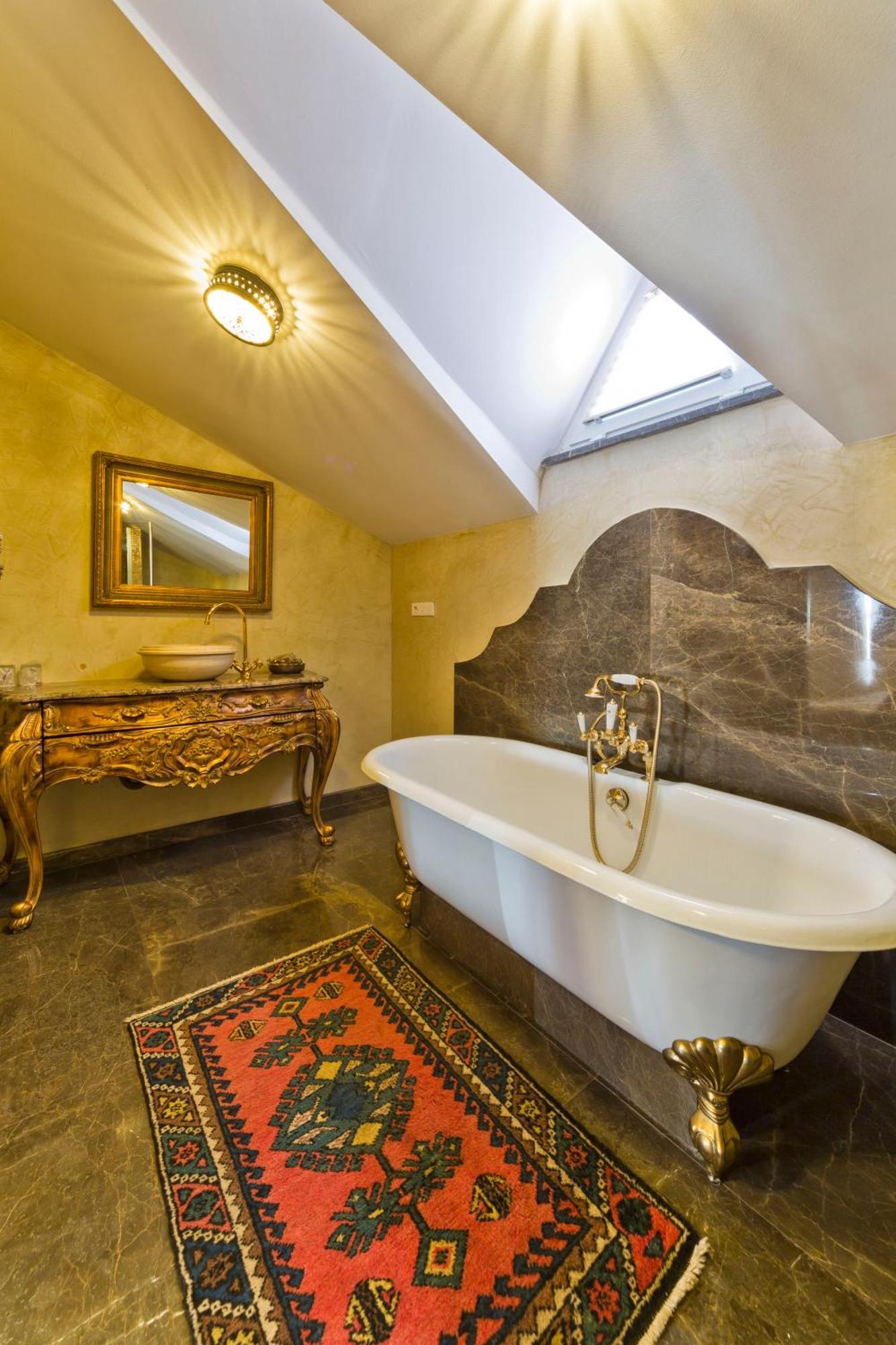 Deluxe Suite with Sea View and Balcony